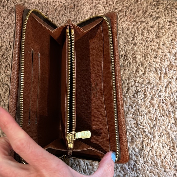 Louis Vuitton full sized, zip around wallet - Picture 5 of 6